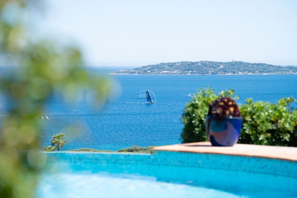 Villa SAINTE MAXIME 4250000€ AZUR TRANSACTIONS IMMOBILIERES